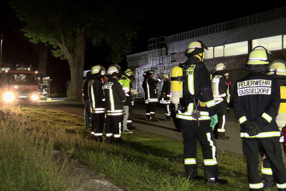 60 Einsatzkräfte wurden in der Nacht zum Freibad in Lörick gerufen.