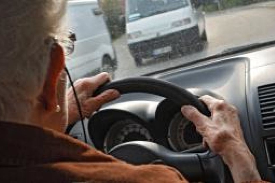 Der 87-Jährige übersah seine Frau beim Ausparken. Sie starb an ihren Verletzungen. (Symbolbild)