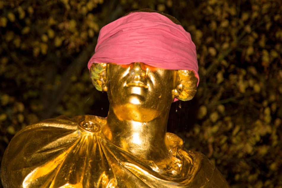 Über Nacht wurde König Friedrich August eine Augenbinde aufgesetzt.