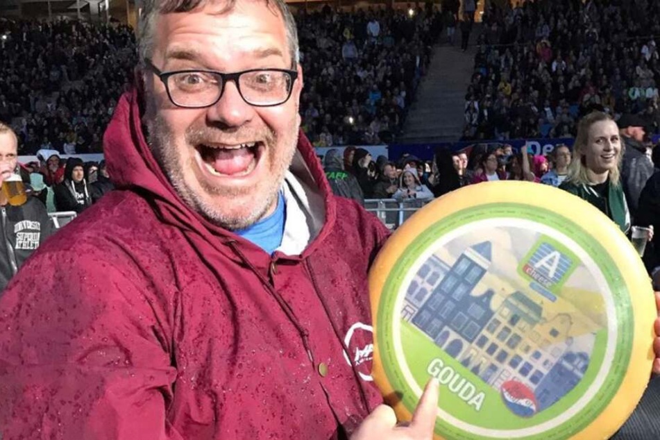 Entertainer Elton freute sich, Pink den Käse-Laib zu überreichen.