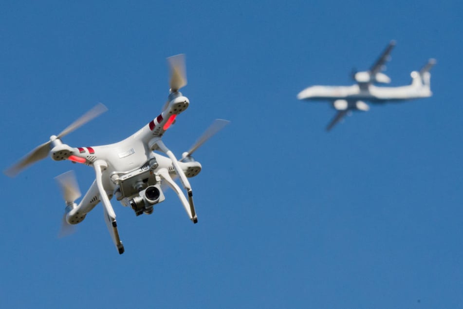 Viele Menschen unterschätzen die Gefahr, wenn sich eine Drohne einem Flugzeug nähert. (Symbolbild)