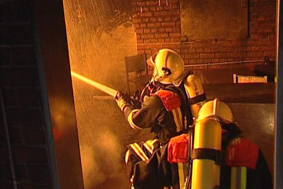 Die Feuerwehrmänner könnten den Brand an der Filteranlage nach einer dreiviertel Stunde löschen. (Symbolbild)