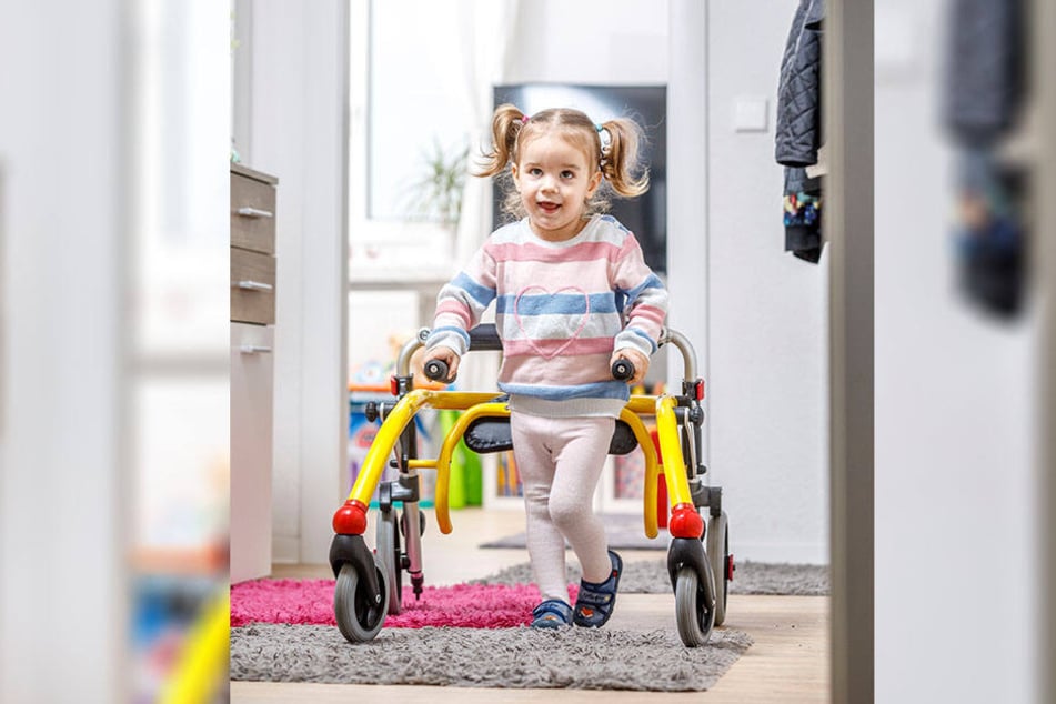 Durch tägliches Training mit dem Rollator kann die kleine Elena (2) schon besser laufen.