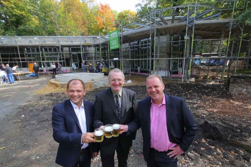 Jeffrey Pötzsch, Geschäftsführer der ElbeZeit GmbH, Dresdens
Ordnungsbürgermeister Detlef Sittel (CDU) und Zoochef Karl-Heinz Ukena (re.)
beim Richtfest.