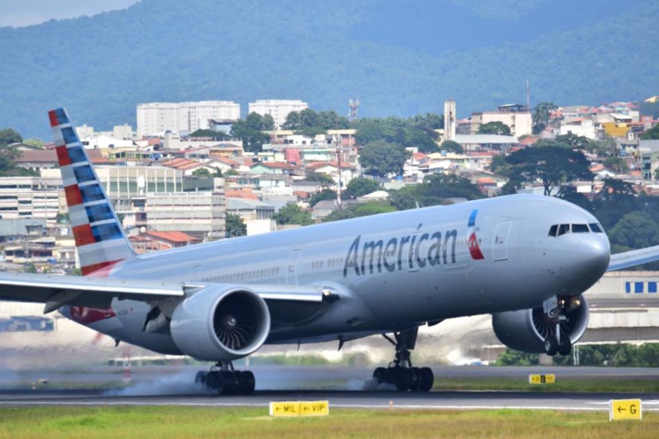Was für ein Horrorausflug für 300 Passagiere eines American-Airlines-Flugs: Statt Silvester in New York erlebten sie gleich mehrere Pannen.