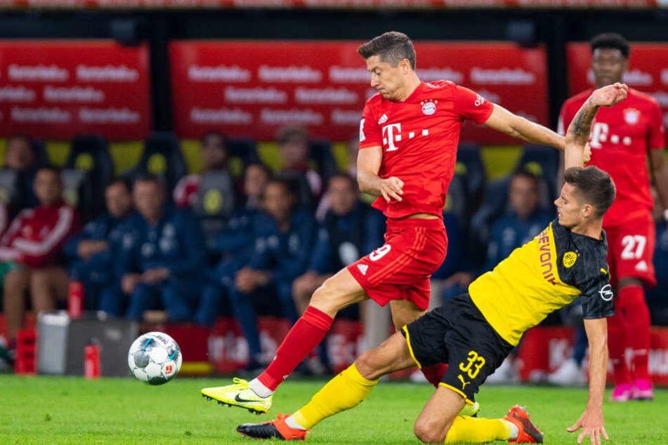 Dortmunds Julian Weigl (r) und Bayerns Robert Lewandowski kämpfen um den Ball.