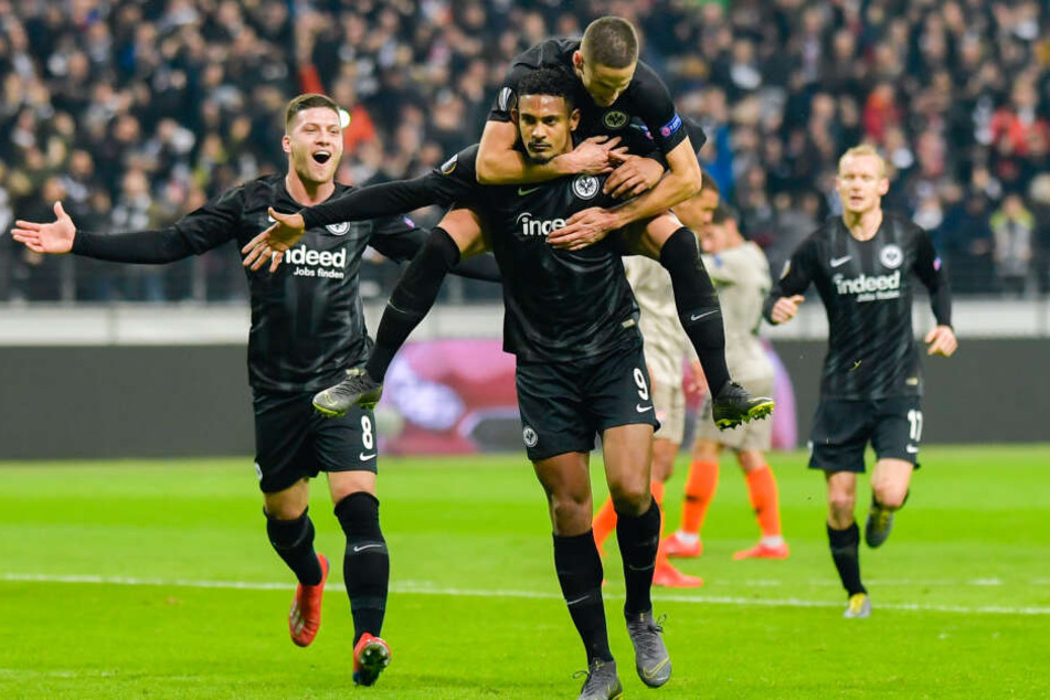 Pure Freude bei der Eintracht: Luka Jovic (Li.), Sebastién Haller (mit Mijat Gacinovic auf dem Rücken) und Sebastian Rode bejubeln den Achtelfinal-Einzug.