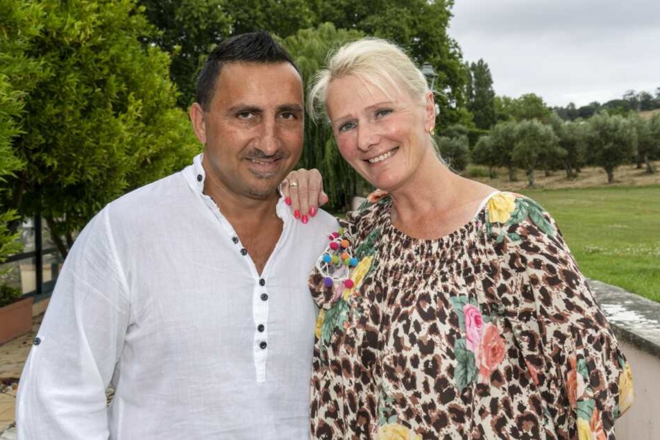 Das müssen diese VOX-Auswanderer sein. Da Ihr die beiden nicht kennt, stellen wir sie Euch mal vor: Links, das ist Roland Bartsch und rechts seine Frau Steffi. Angenehm, freut uns.