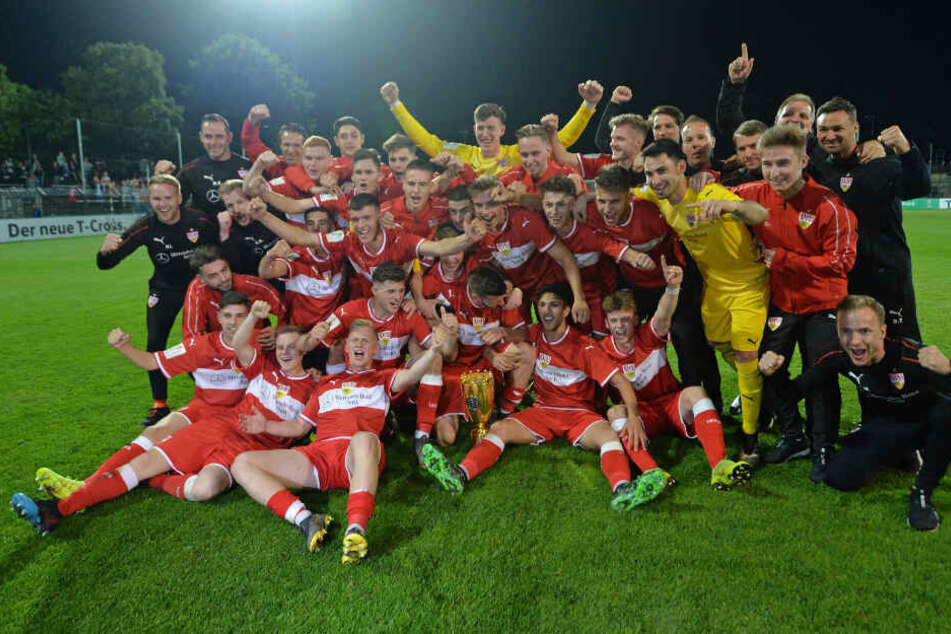 Die U19-Mannschaft des VfB Stuttgart bejubelt am 24. Mai den Sieg im DFB-Pokalfinale gegen RB Leipzig.