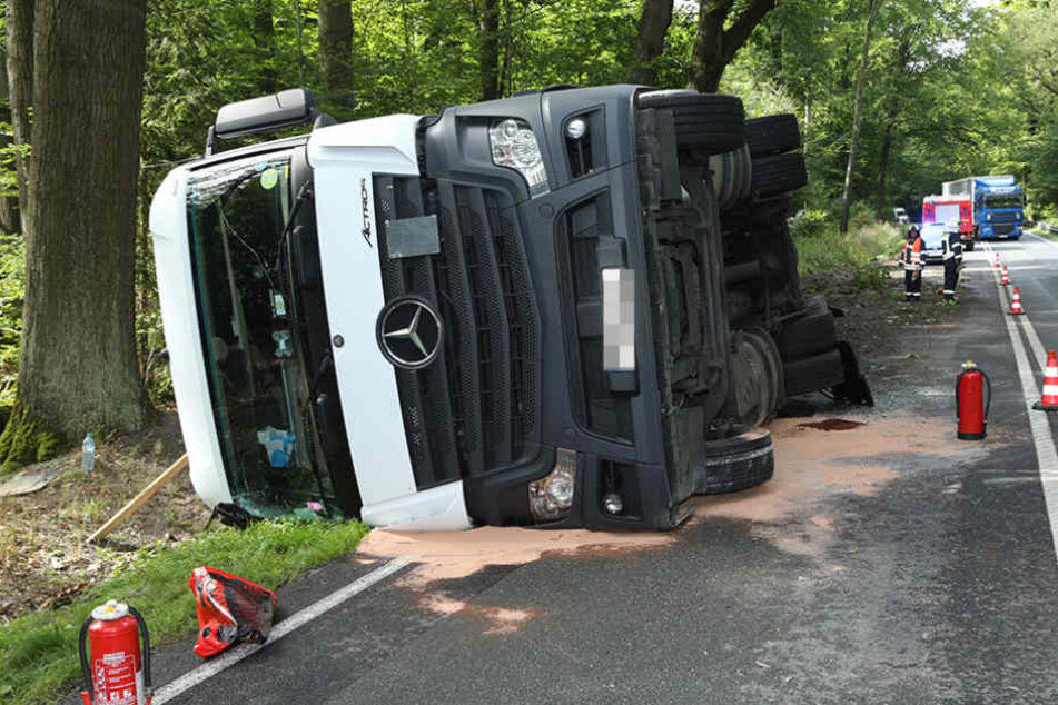 Der Fahrer wollte einen Unfall vermeiden und kippte dabei mit seinem Wagen um.