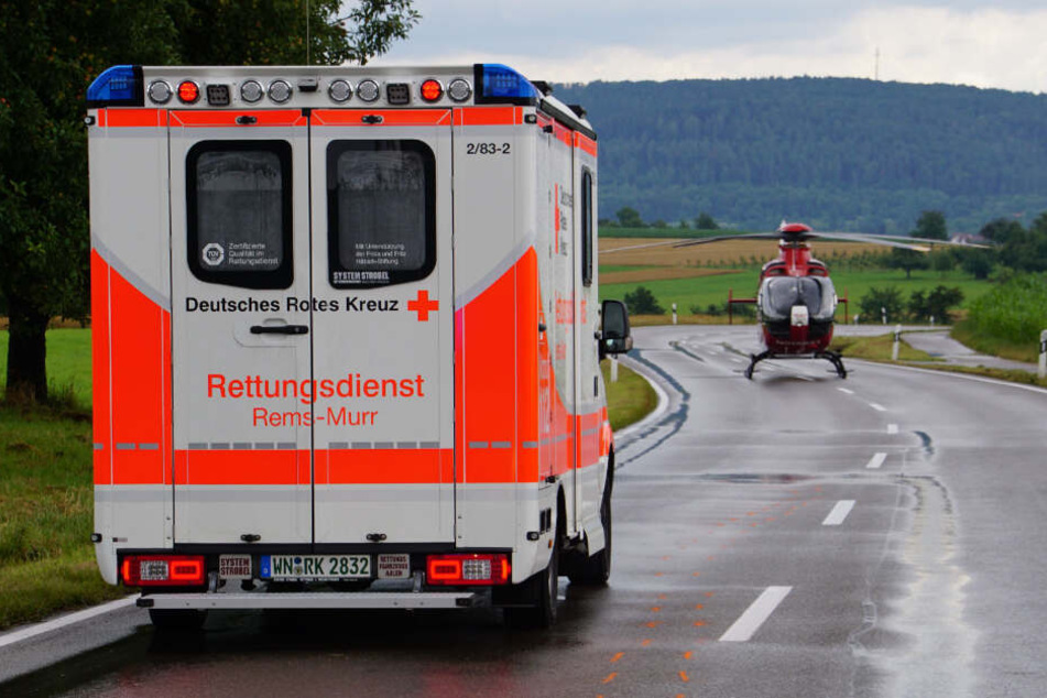 Der lebensgefährlich Verletzte wurde mit einem Rettungshubschrauber in eine Klinik geflogen.