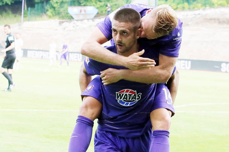 Ein kongeniales Duo: Dimitrij Nazarov nimmt Pascal Köpke Huckepack. Beide trafen in der Saison schon je zweimal.