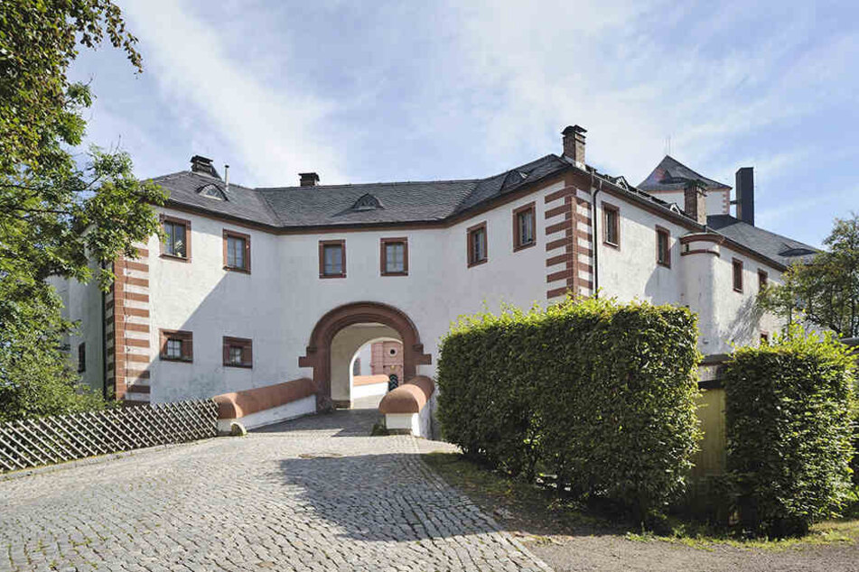 Wenn es nach Bürgermeister Dirk Neubauer geht, soll künftig nur noch die historische Auffahrt zum Torhaus genutzt werden.