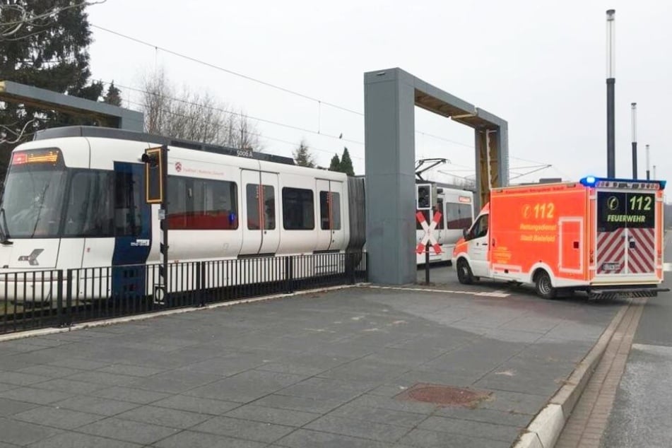 Das Mädchen hörte die Stadtbahn nicht kommen.