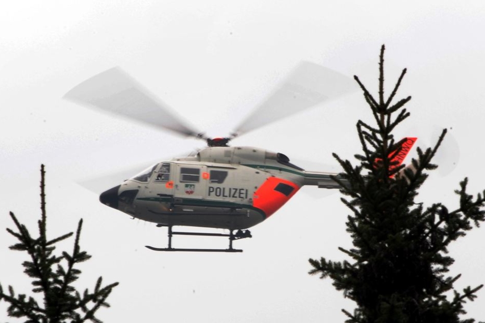 Mit einem Rettungshubschrauber sucht die Polizei nach dem Mädchen. (Symbolbild)