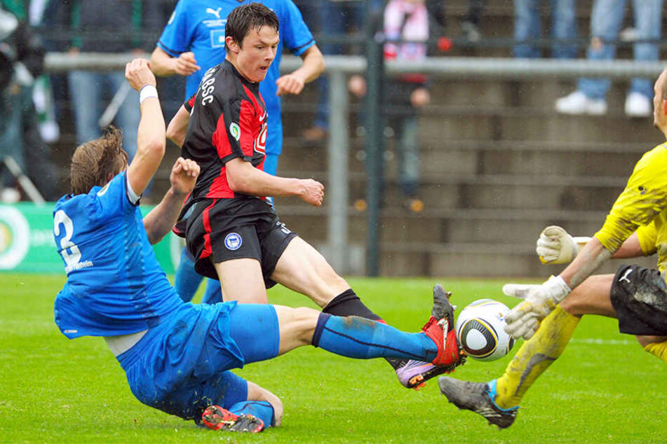 Kreuzte bereits im Alter von 17 Jahren die Klingen mit der TSG 1899 Hoffenheim. Im DFB-Junioren-Vereinspokalfinale unterlag Nico Schulz (Mitte) mit Hertha BSC der U19 der TSG mit 1:2.