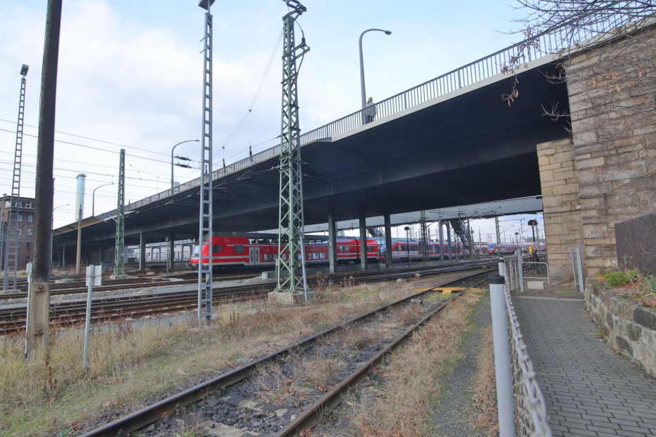 An der Nossener Brücke soll sich der Abstand zwischen Gleis und Brücke um 1,30 Meter erhöhen.