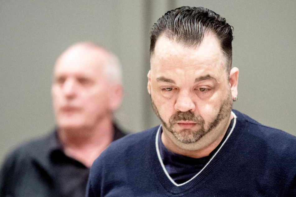 Niels Högel steht vor der Urteilsverkündung im Gerichtssaal.
