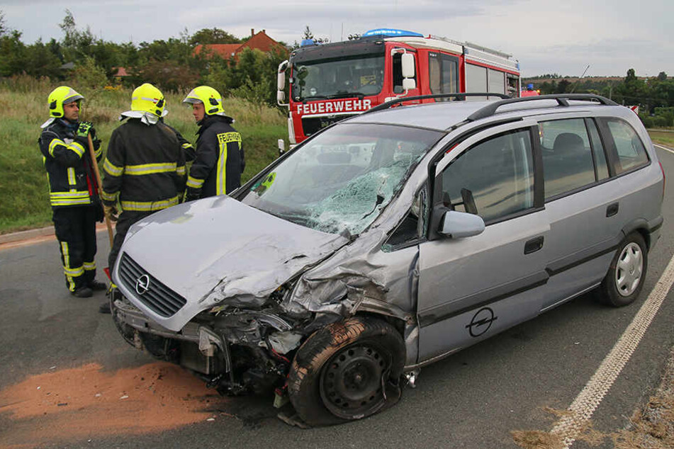 Der Opel schoss in den Gegenverkehr.