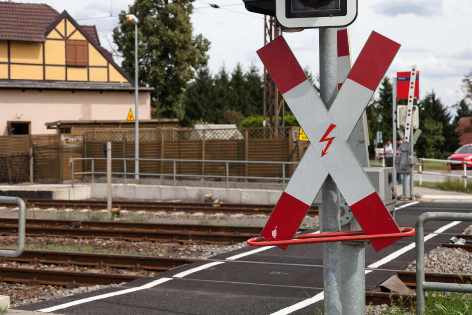 Ein Fußgänger wurde auf einem Bahnübergang von einem Zug erfasst und getötet (Symbolbild).