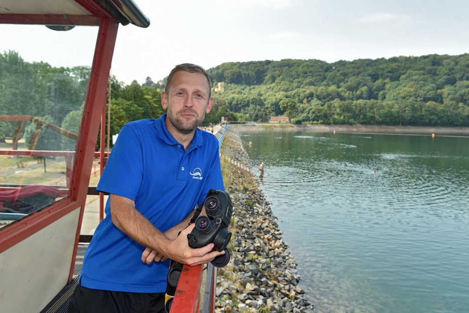 Badleiter Mathias Pilz (34) schwört auf die hervorragende Wasserqualität in Cossebaude.