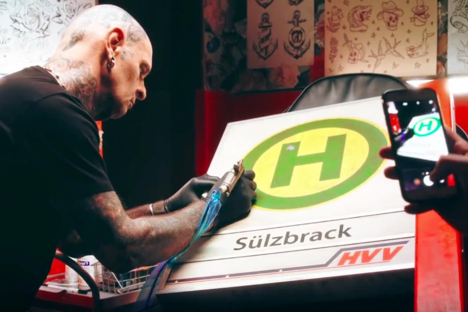 Im Tattoo-Studio bekommt das Haltestellenschild einen Anker verpasst.