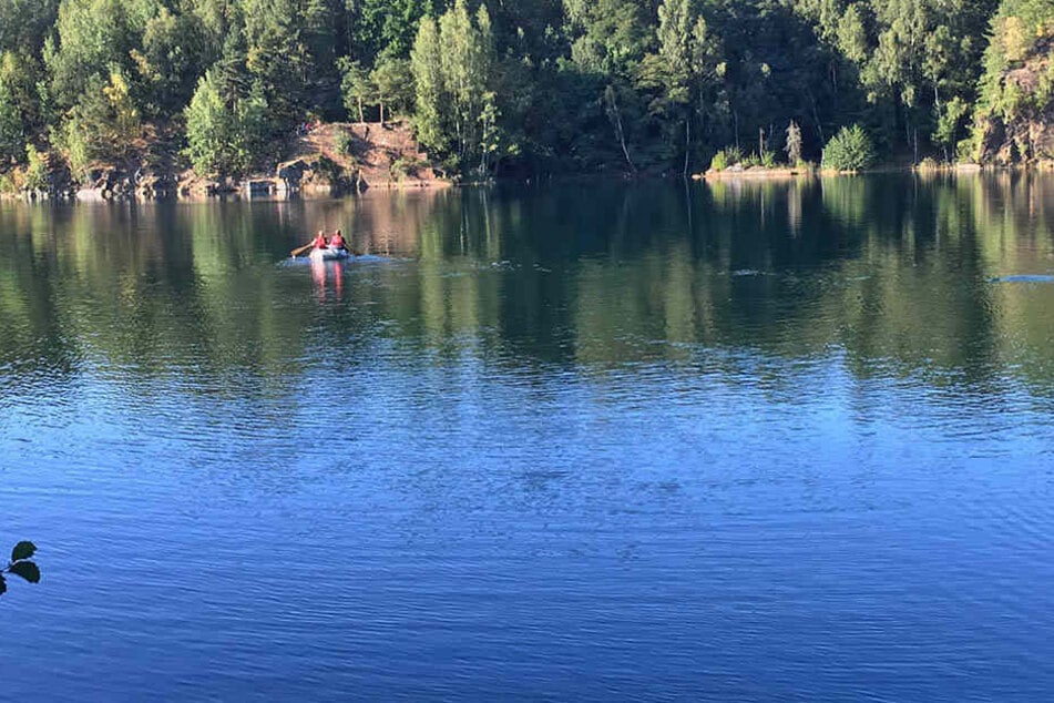 In diesem Steinbruch im Raum Kamenz ertrank am Sonnabend ein älterer Mann beim Baden.
