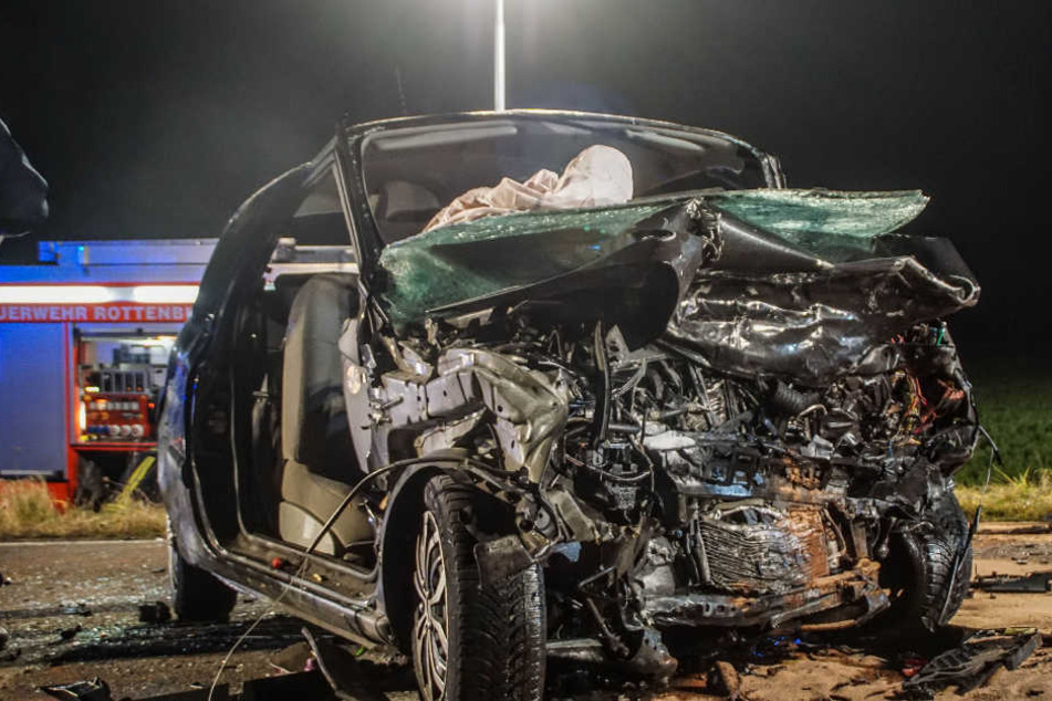 Die Fahrerin dieses Renault kam bei dem Crash ums Leben.