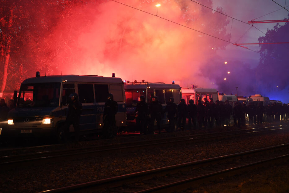 Hertha-Fans zündeten bei ihrer Ankunft am Stadion ordentlich Pyro.