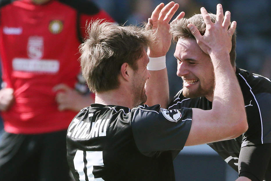 Doppelpack beim Sieg des FSV Zwickau in Großaspach . Ronny König (l.) lässt sich von Jonas Nietfeld feiern.