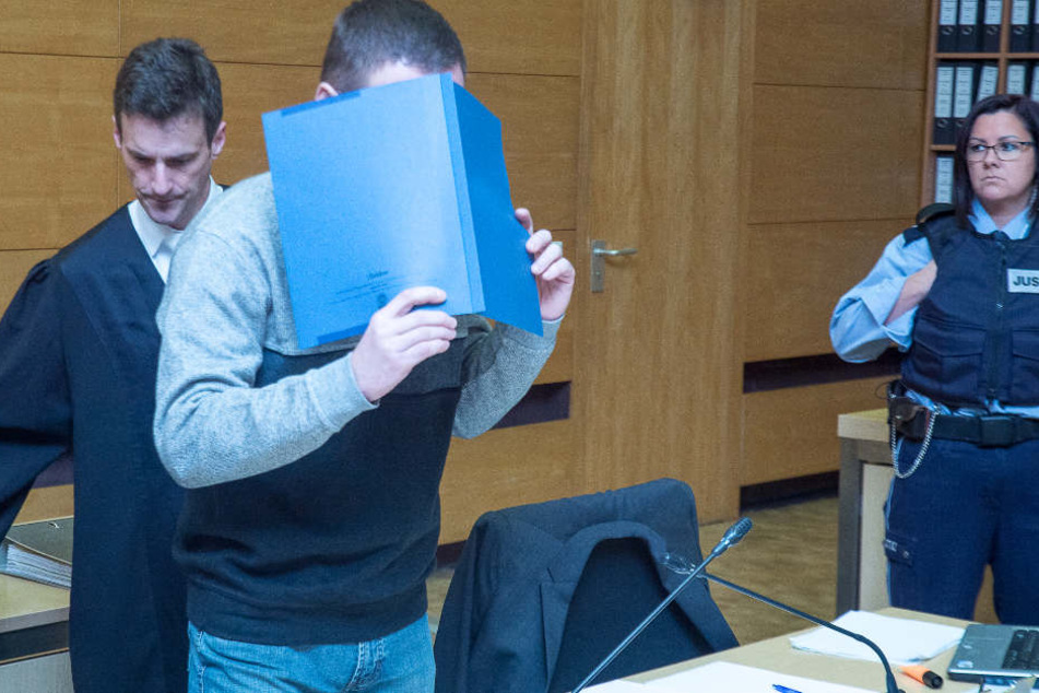 Auch am zweiten Prozesstag will der Angeklagte sein Gesicht nicht zeigen.