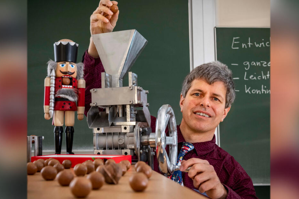 Matthias Kröger (51) von der TU Bergakademie in Freiberg entwarf einen besonderen Nussknacker für Macadamianüsse.