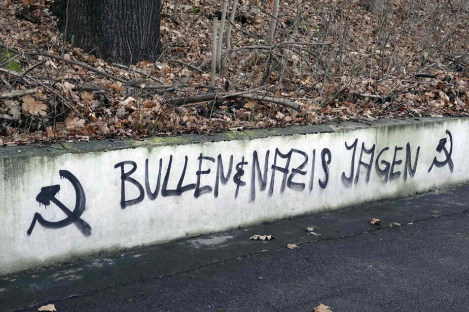 Schmierereien an einer Stützwand an der Schloßstraße.