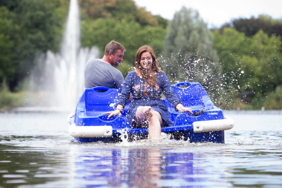 Volontärin Carolina Neubert (28) und Gondelstations-Chef Falko Hirsch (45) testen das Wasser im Schlossteich.