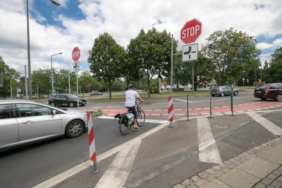 Der Strehlener Platz ist für Verkehrsteilnehmer eine Herausforderung. Rote
Radwege und Schilder sollen für Sicherheit sorgen.