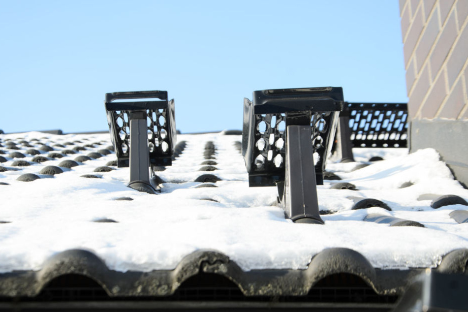 Schneemassen wie diese wurden dem Arbeiter auf dem Dach zum Verhängnis. Er stürzte mehrere Meter in die Tiefe. (Symbolbild)