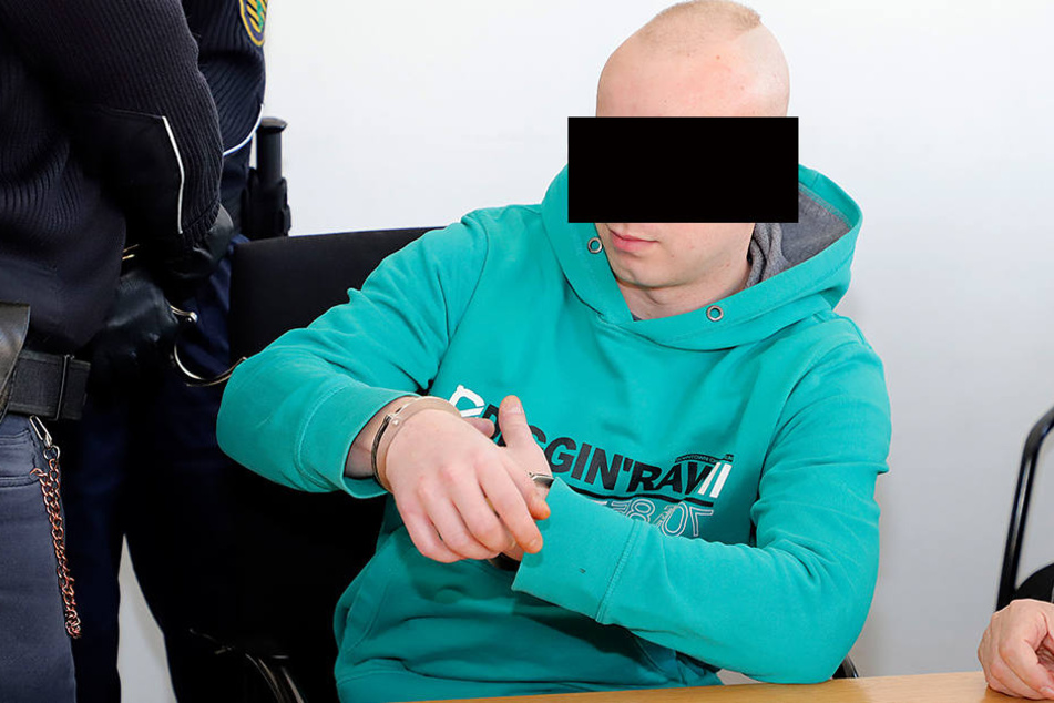 Bastian H. (25) wollten am Dienstag keine höhere Strafe riskieren, sein Anwalt zog die Berufung zurück.