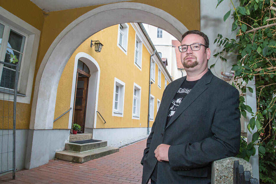 Pfarrer Daniel Schmidt (40) ärgert sich über den Verlust seiner Trainingsgeräte.
