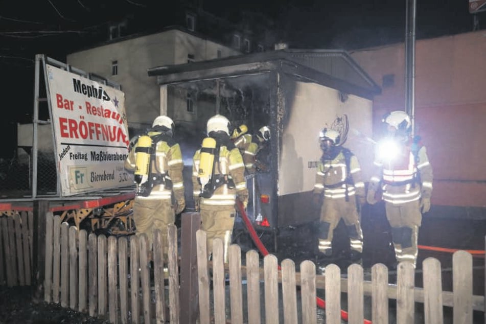 Die Feuerwehr konnte in der Nacht verhindern, dass die Flammen auf das Lokal übergreifen.