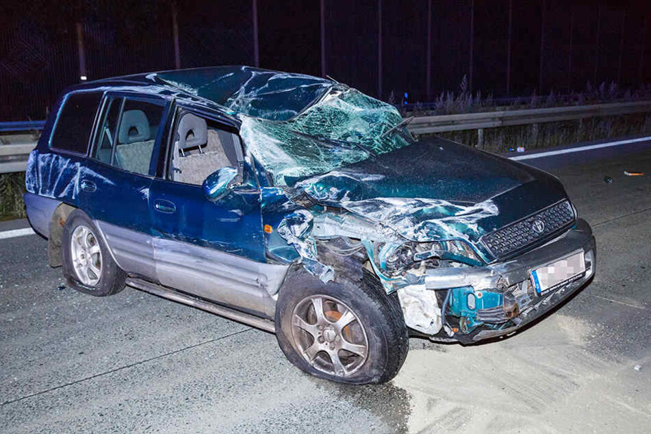 Der Toyota wurde durch den Aufprall stark deformiert.