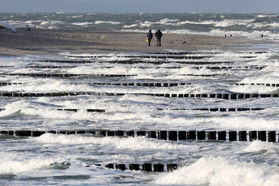 Bei starkem Wind kann es an der Ostsee bei Graal-Müritz gefährlich für Badegäste werden (Archivbild).