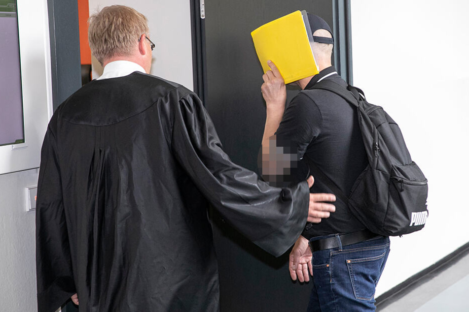Daniel W. (42) verbarg sein Gesicht hinter einer Akte, als er den Gerichtssaal betrat.