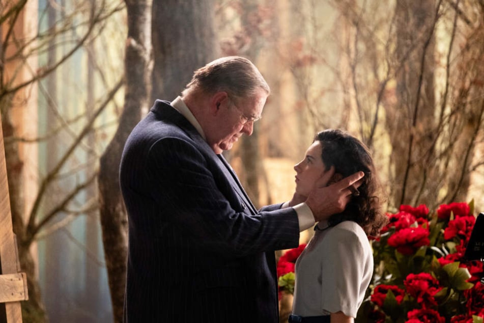 Der mächtige Studioboss Louis B. Mayer (Richard Cordery) zeigt Judy Garland (Darci Shaw) klar auf, wer der Boss ist.