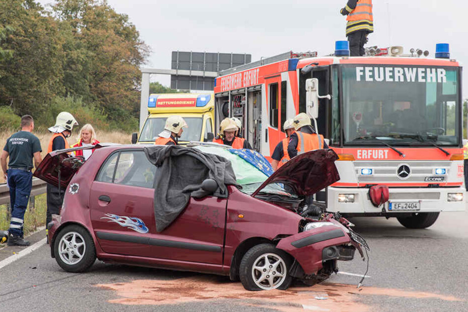 Bei einem Horror-Unfall auf der A4 starb ein Hyundai-Fahrer. Zwei weitere Fahrzeugführer wurden schwer verletzt.