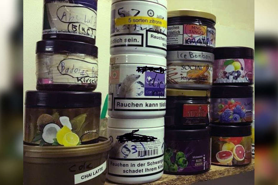 In diesen Dosen mischte der Betreiber einer Shisha-Lounge selbst den Tabak zusammen.