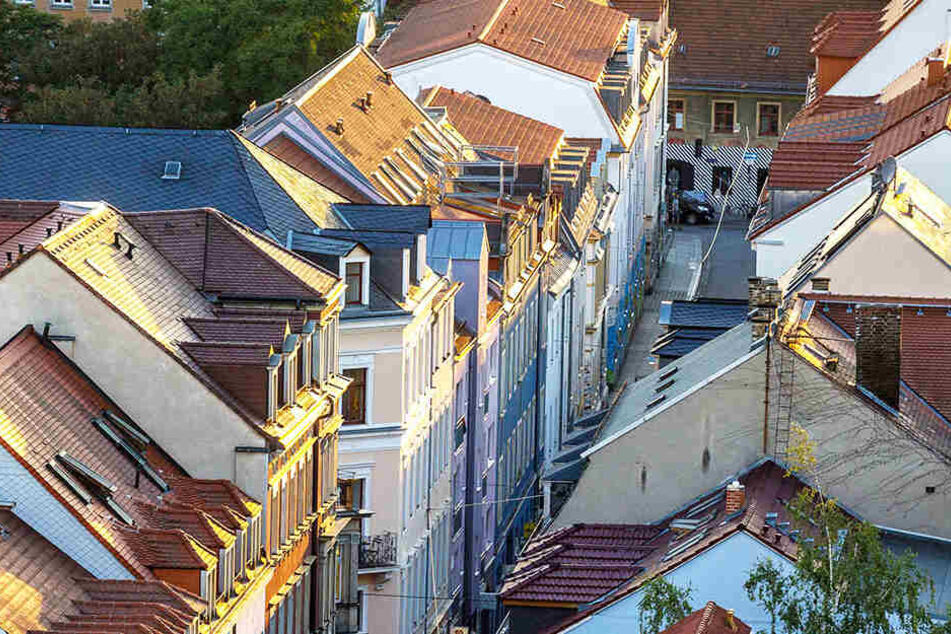 In der Böhmischen Straße in der Neustadt stieg ein Mann durch ein offenes Fenster ein.