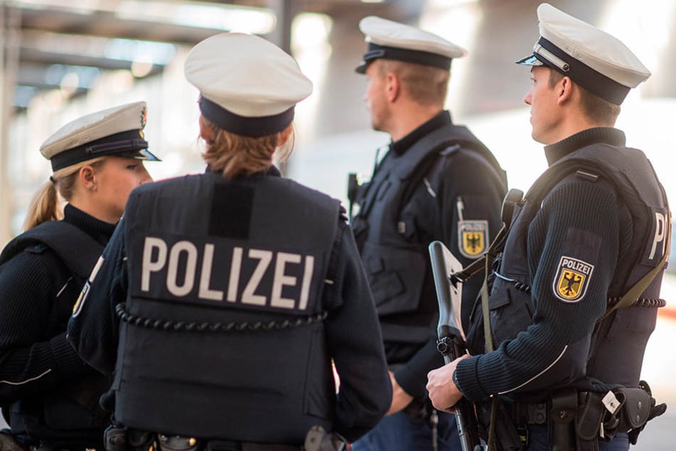Die Beamten nahmen den Mann fest.