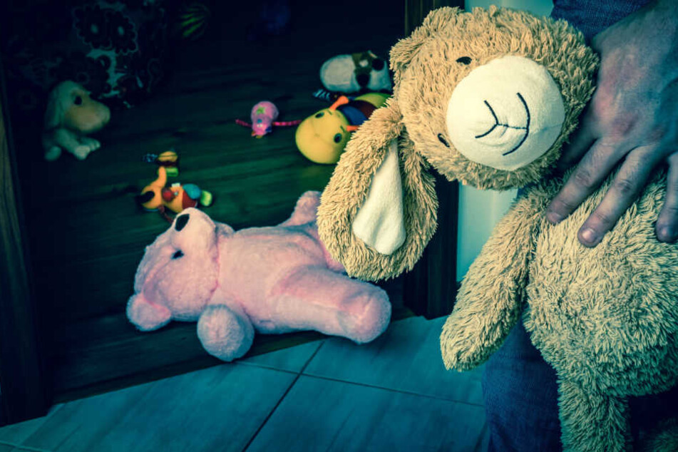 Der Mann hat gestanden Kinder-Pornografische-Bilder getauscht und einen Jungen jahrelang missbraucht zu haben (Symbolbild).