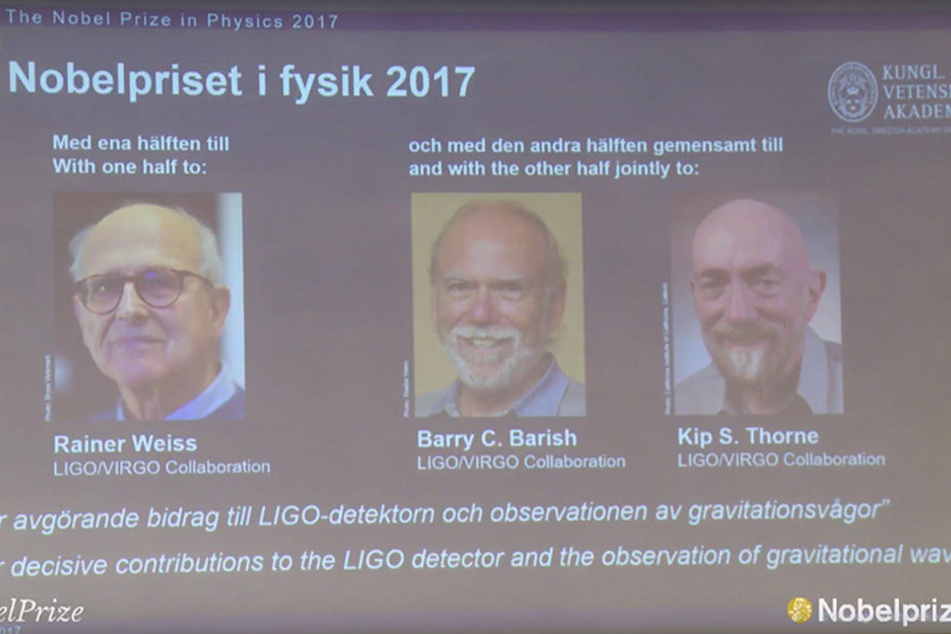 Das Karolinska-Institut gibt die Namen der Preisträger des Nobelpreises für Physik bekannt und zeigt Fotos der Preisträger.