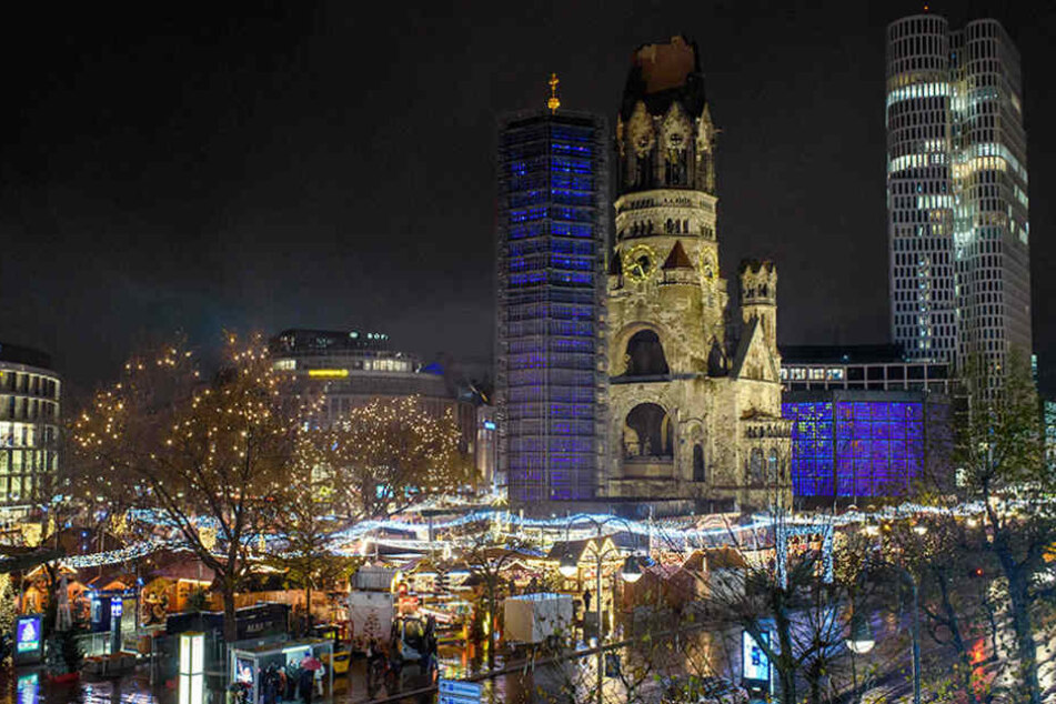 Der Weihnachtsmarkt am Breitscheidplatz ist am Fuße der Gedächtniskirche in Berlin.